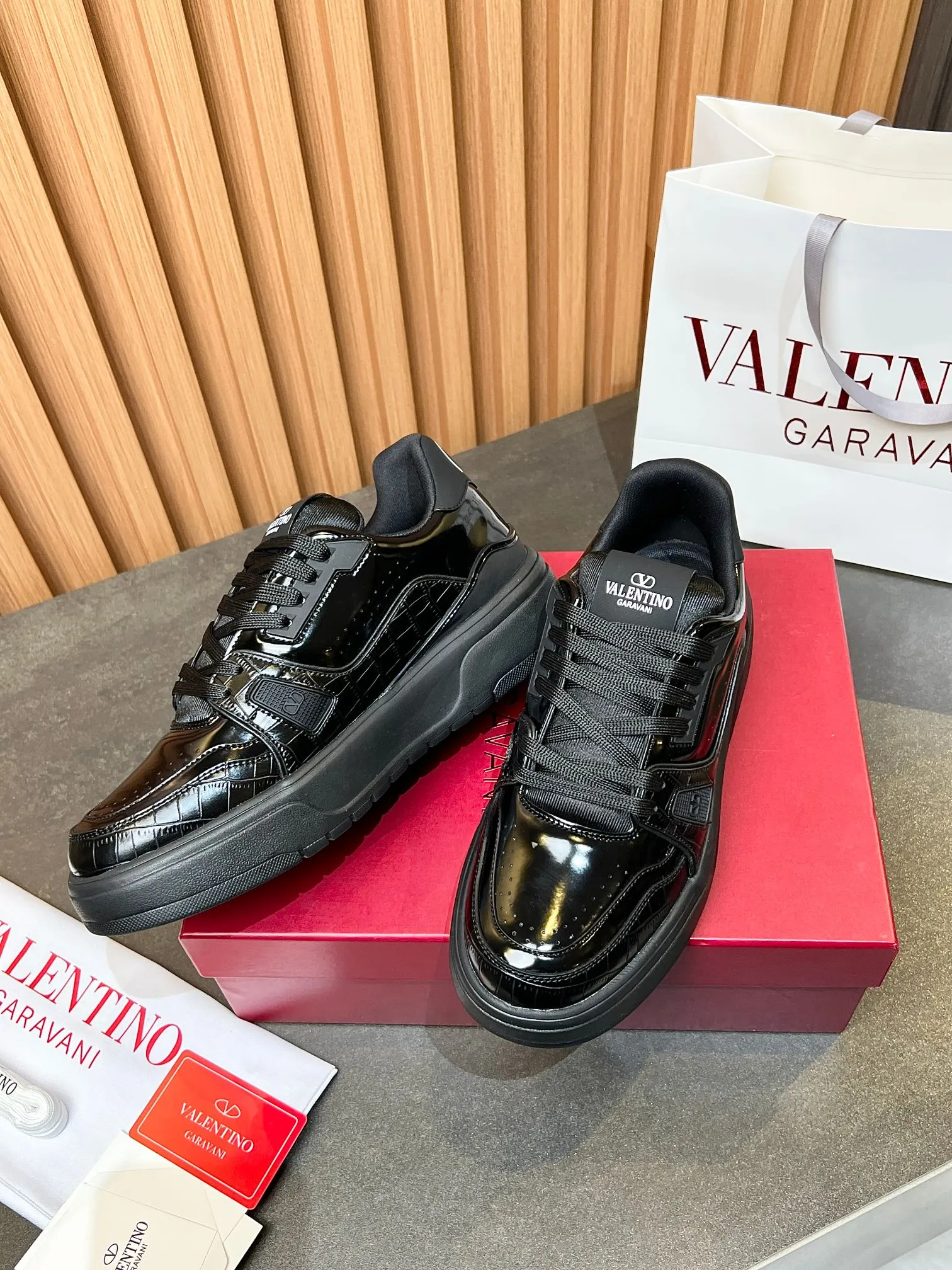 👟👟Ex-factory price 680👟👟 𝑽𝒂𝒍𝒆𝒏𝒕𝒊𝒏𝒐Valentino 𝑶𝒏𝒆𝑺𝒕𝒖𝒅 Couple's sneaker series Valentino 2025 latest couple's sneakers same style for celebrities Hot sale. The original ZP was purchased and dismantled. Repeated printing and modification. Trying to restore the original version 1:1! Top luxury masterpiece, soft and comfortable, combining fashion and leisure, bringing excellent and elegant texture and excellent on-foot comfort. Top purchasing version upper: imported calfskin surface/original oil edge craftsmanship. Lining: water-dyed cowhide lining. Outsole: original development 𝐓𝐏𝐔 two-color combination outsole. Packaging: original configuration complete package. Code number: 34-44